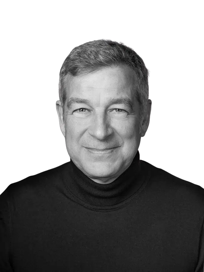 Schwarz-Weiß-Porträt von Mario Riethmüller.