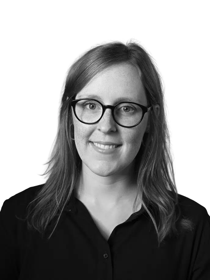 Schwarz-Weiß-Porträt von Vanessa Könnig.
