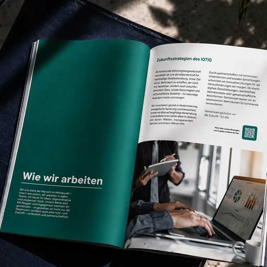 Geöffnetes IQTIQ-Magazin mit den Artikelseiten Wie wir arbeiten und Zukunftsstrategien des IQTIQ.