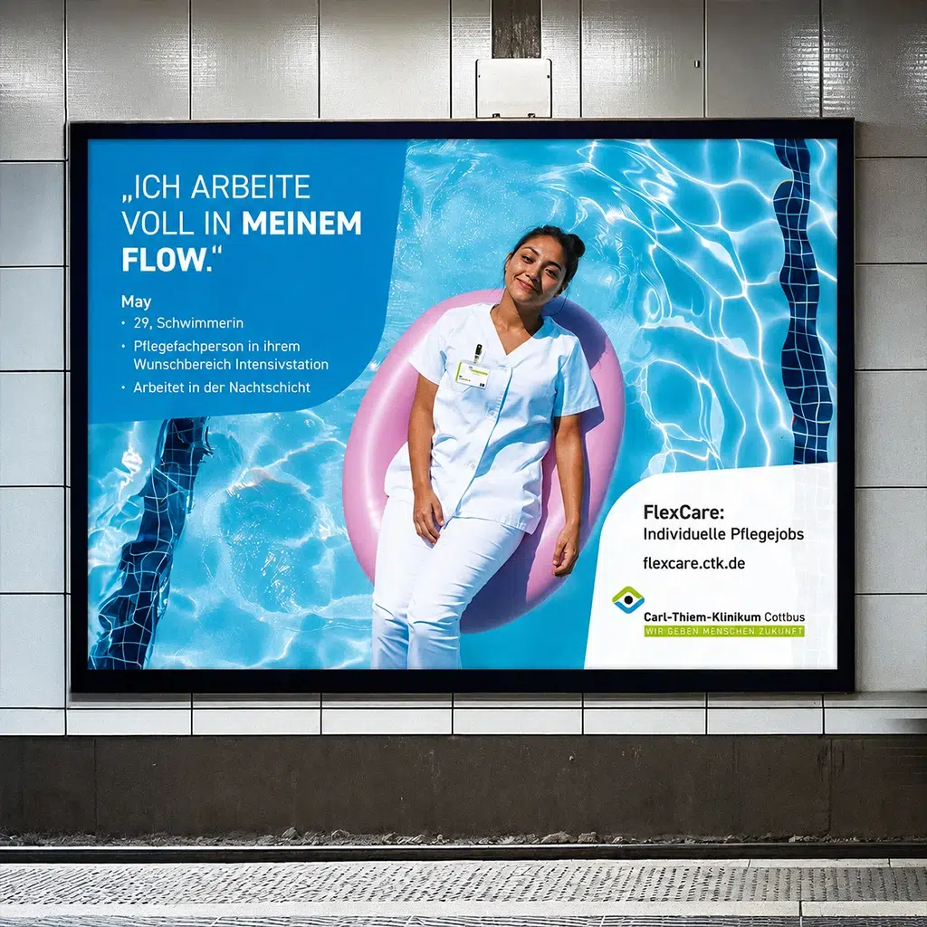 Werbeplakat für Pflegeberufe des Carl-Thiem-Klinikums zeigt eine Pflegefachkraft in Dienstkleidung, die entspannt in einem pinken Schwimmreifen in einem Pool treibt.