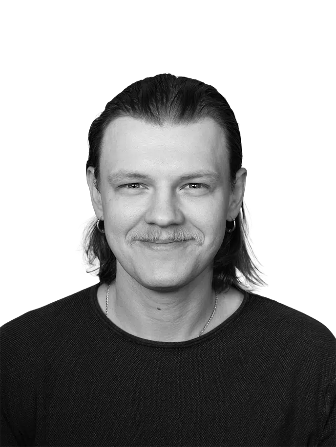 Schwarz-Weiß-Porträt von Maksym Karavan mit Schnurrbart und langen Haaren.